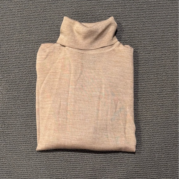 GAP Women's Merino Wool Turtleneck Sweater - Picture 3 of 3